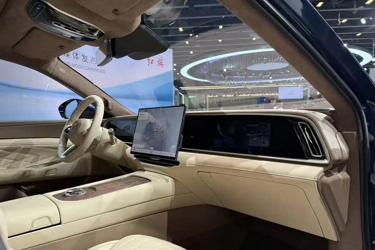 Hongqi представи нов рамков SUV и обновения седан H9