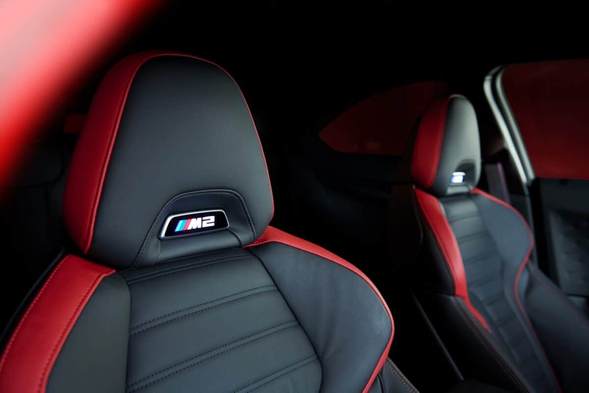 BMW събра M2 и редки мотоциклети в една серия