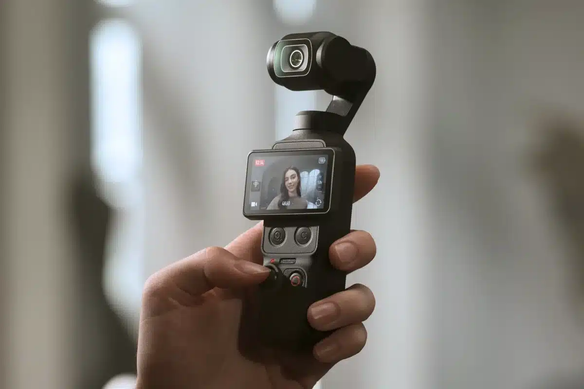 DJI представи джобната камера Osmo Pocket 4 с 1-инчов сензор, забавено 4K видео и 10-битов D-Log