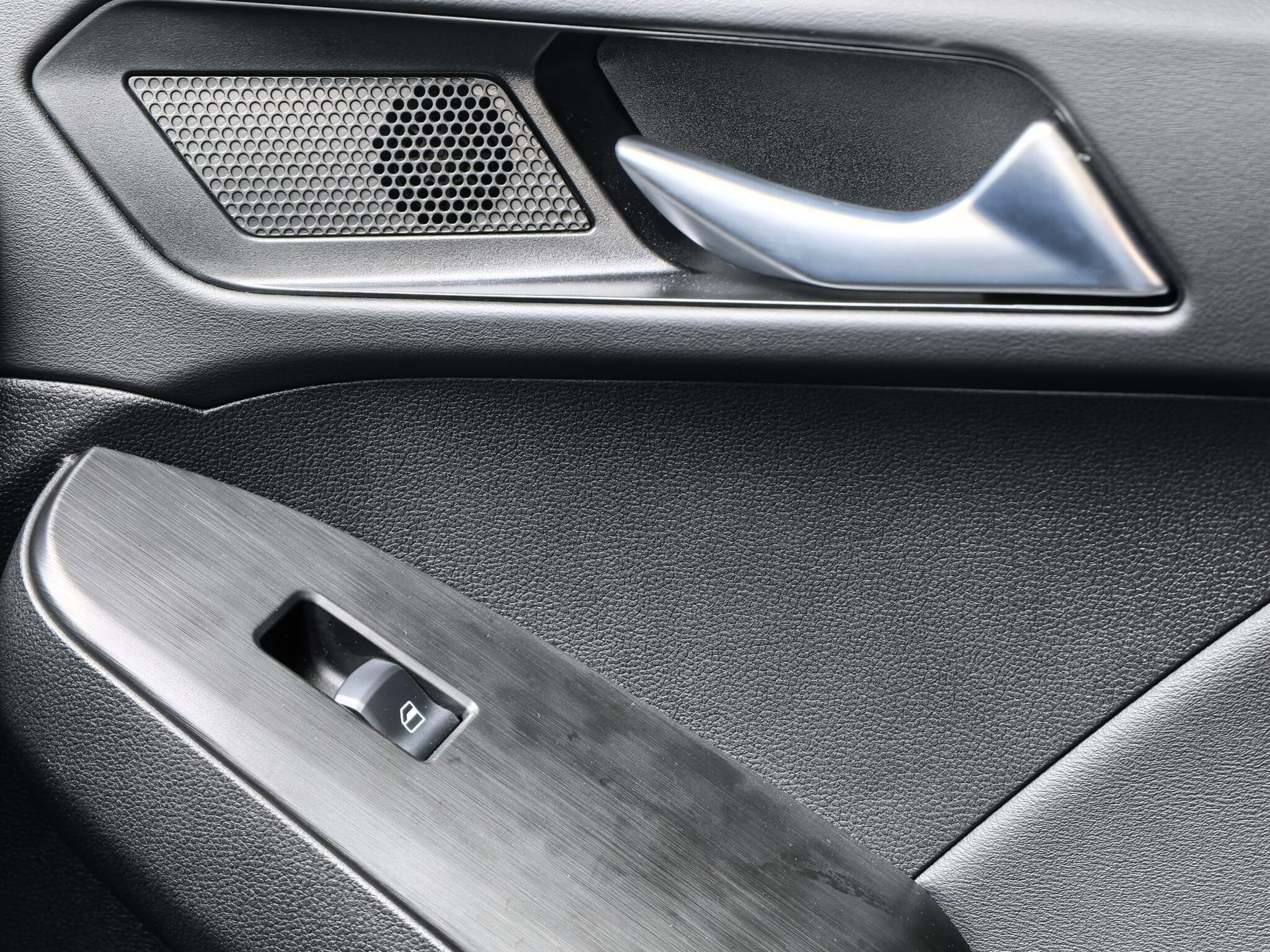 SUV, който изглежда по-скъп, отколкото е: HAVAL Jolion PRO HEV