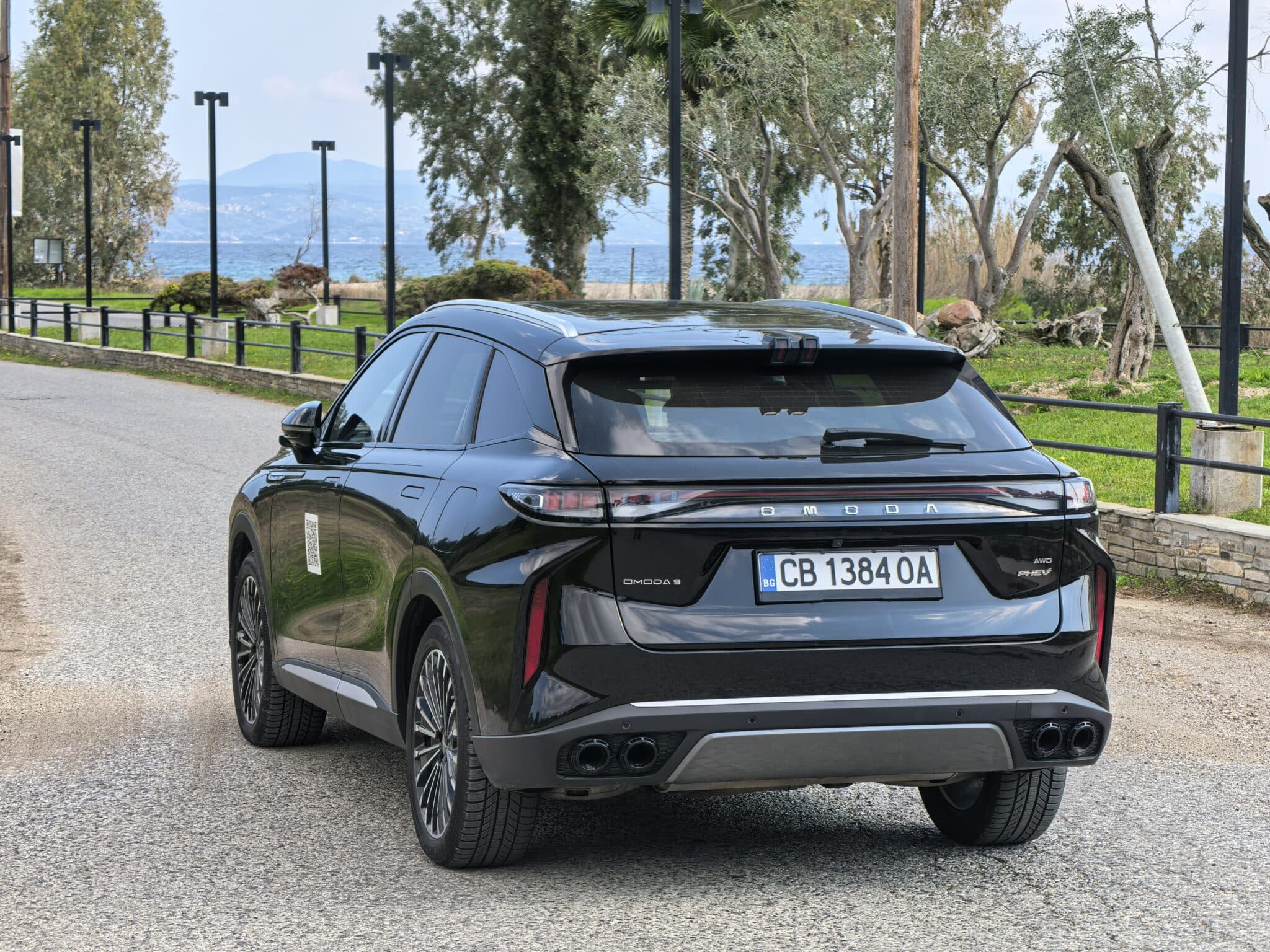 Този SUV има 530 к.с., 145 км пробег на ток и струва колкото масов модел – Omoda 9 е сериозен проблем за премиум марките