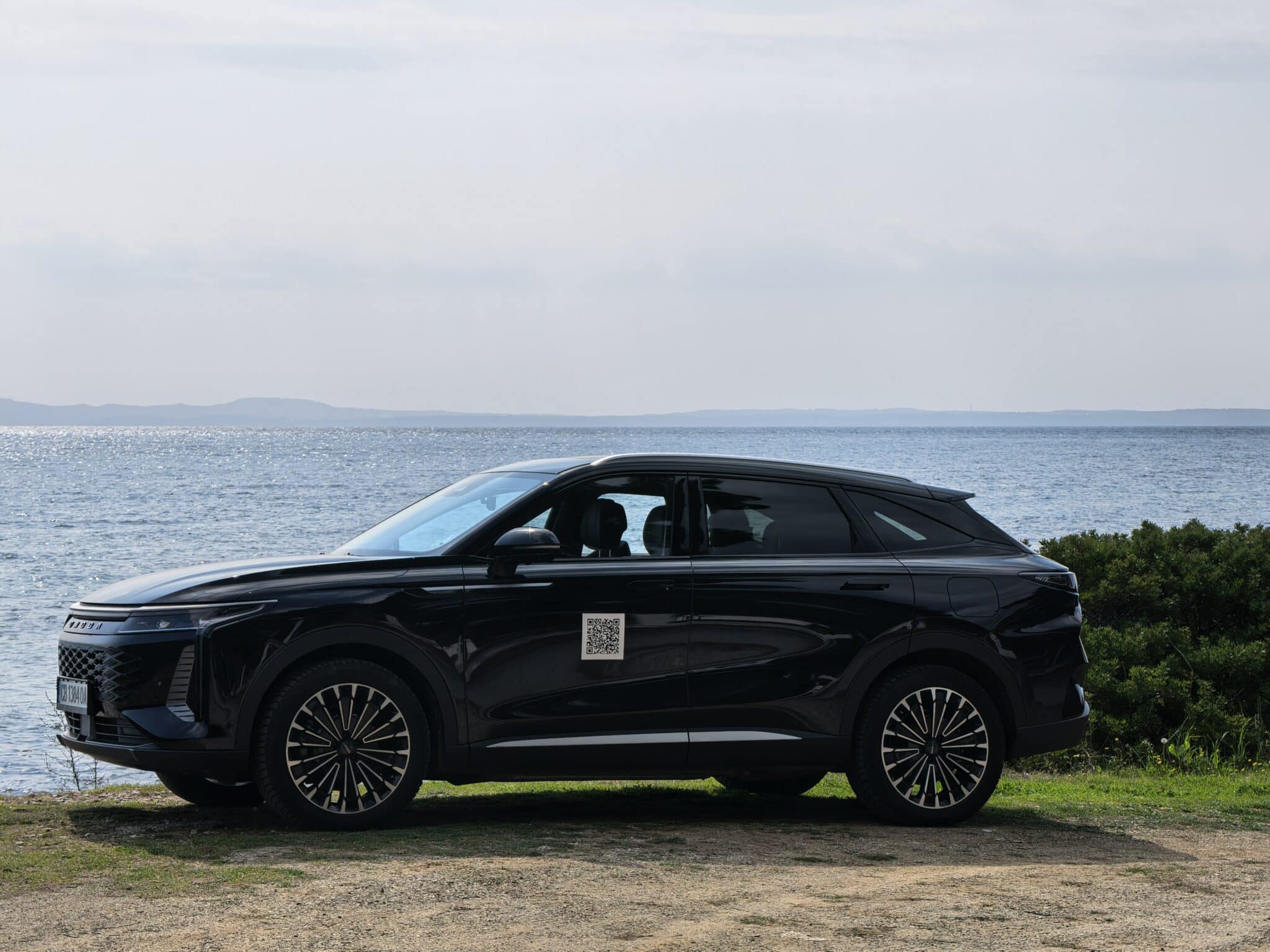Този SUV има 530 к.с., 145 км пробег на ток и струва колкото масов модел – Omoda 9 е сериозен проблем за премиум марките