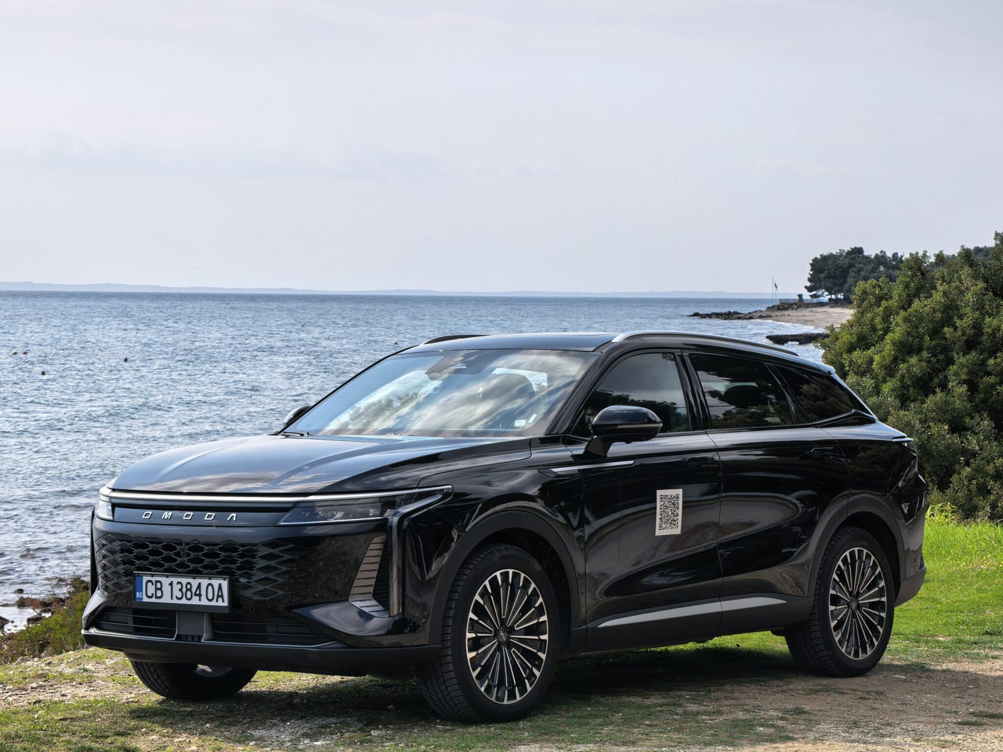 Този SUV има 530 к.с., 145 км пробег на ток и струва колкото масов модел – Omoda 9 е сериозен проблем за премиум марките