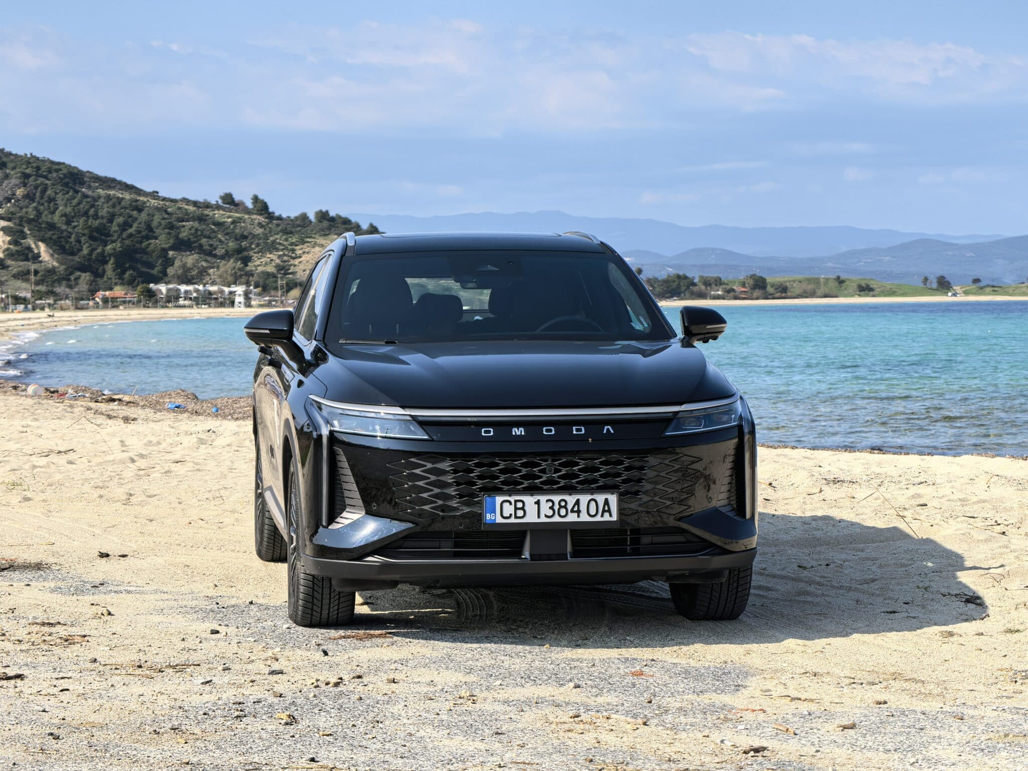 Този SUV има 530 к.с., 145 км пробег на ток и струва колкото масов модел – Omoda 9 е сериозен проблем за премиум марките
