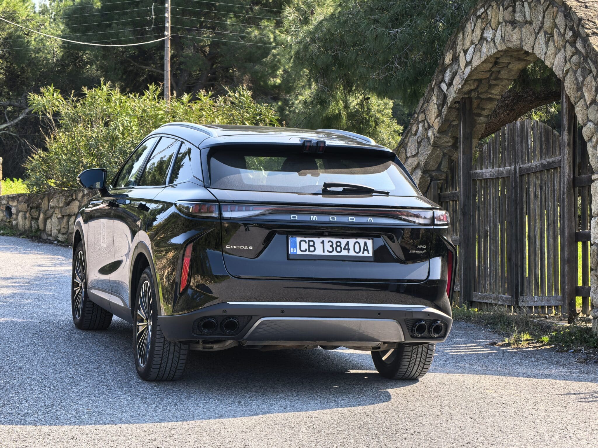 Този SUV има 530 к.с., 145 км пробег на ток и струва колкото масов модел – Omoda 9 е сериозен проблем за премиум марките