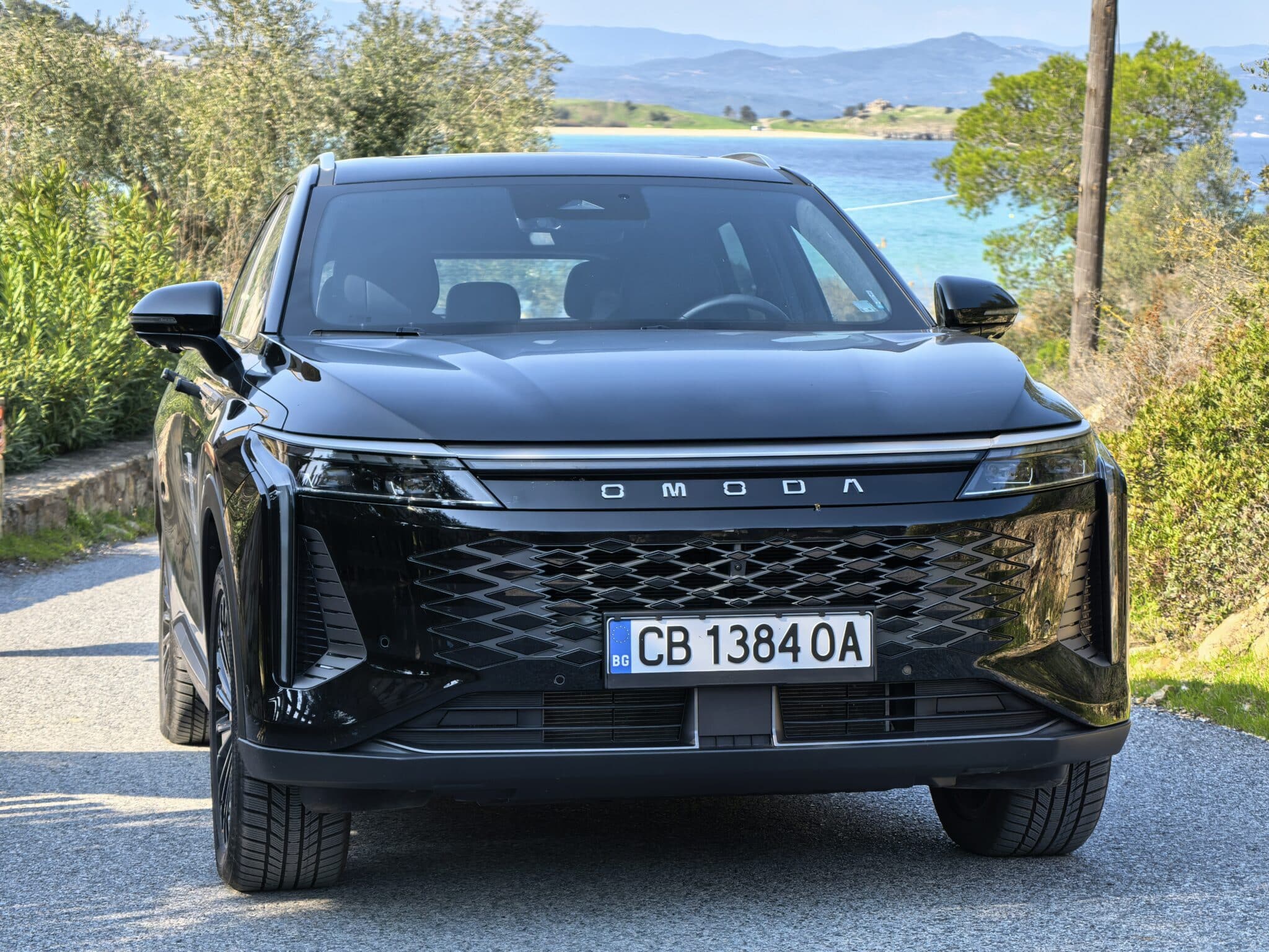 Този SUV има 530 к.с., 145 км пробег на ток и струва колкото масов модел – Omoda 9 е сериозен проблем за премиум марките