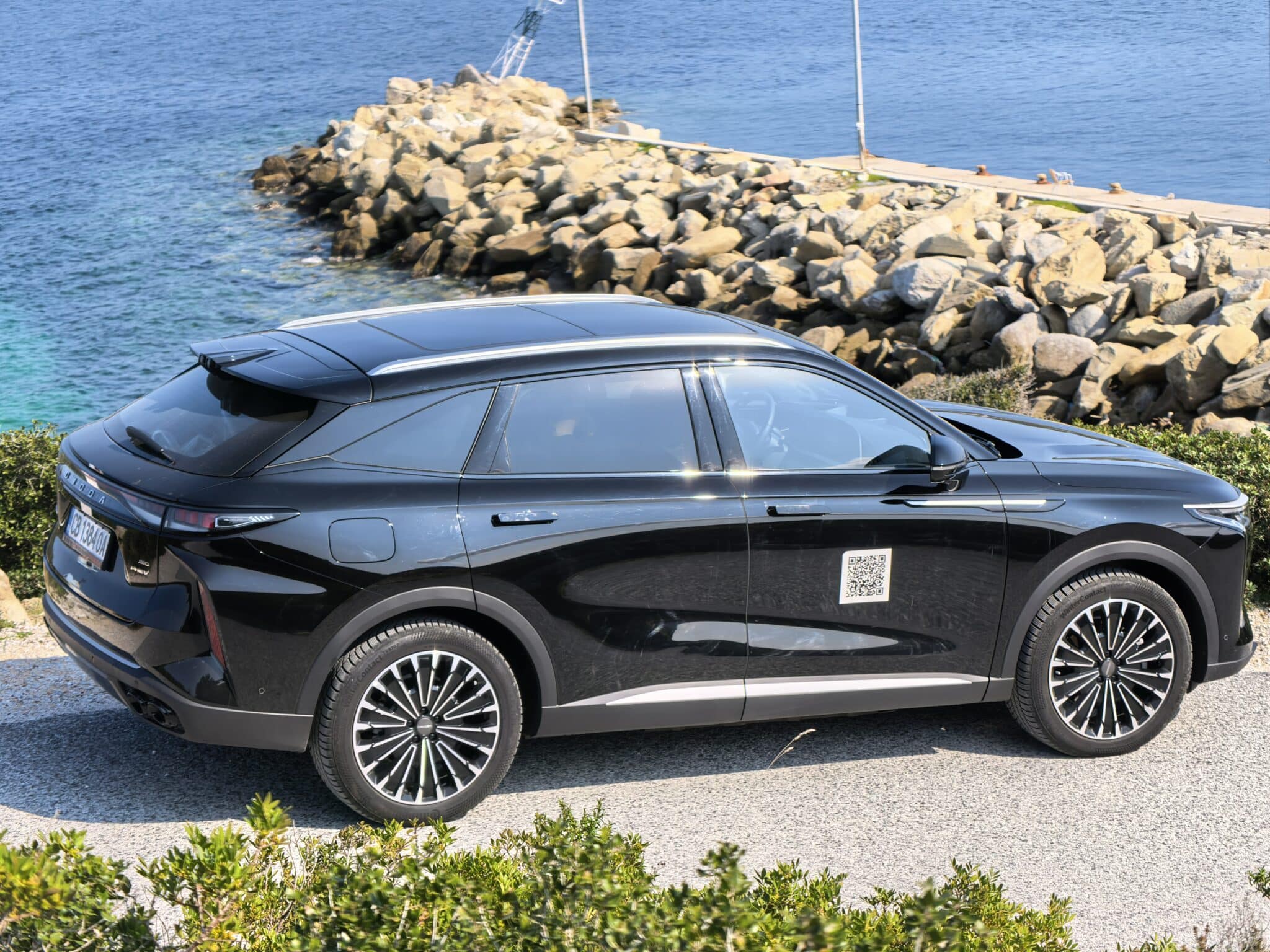 Този SUV има 530 к.с., 145 км пробег на ток и струва колкото масов модел – Omoda 9 е сериозен проблем за премиум марките