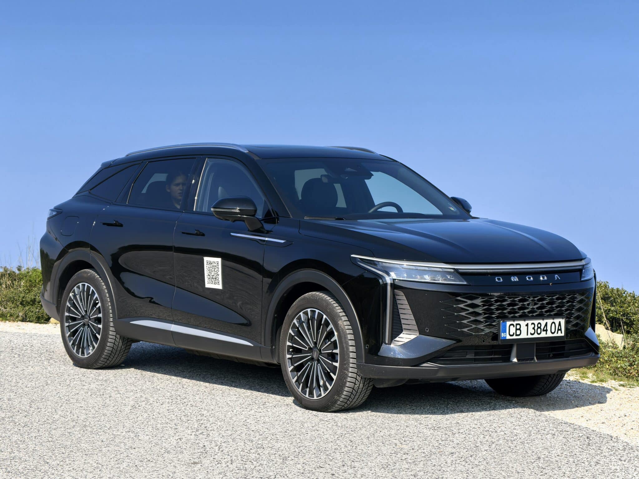 Този SUV има 530 к.с., 145 км пробег на ток и струва колкото масов модел – Omoda 9 е сериозен проблем за премиум марките