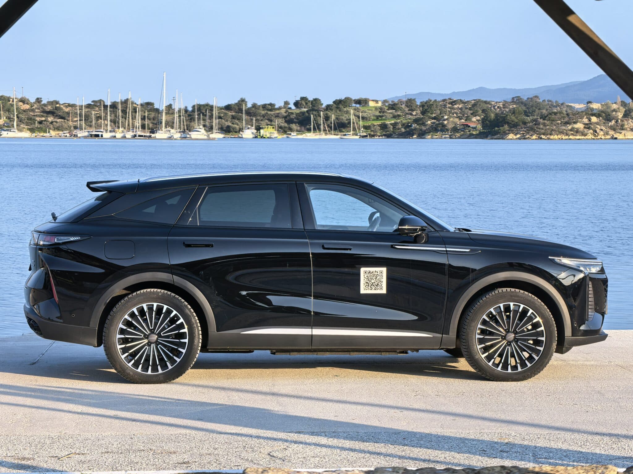 Този SUV има 530 к.с., 145 км пробег на ток и струва колкото масов модел – Omoda 9 е сериозен проблем за премиум марките
