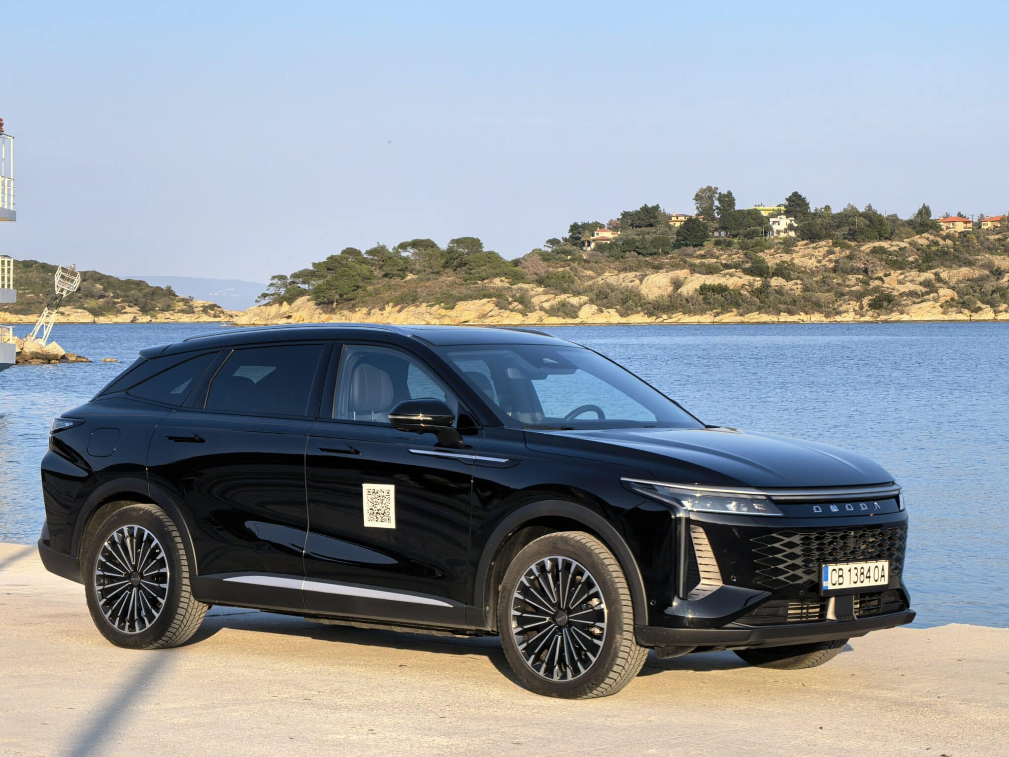 Този SUV има 530 к.с., 145 км пробег на ток и струва колкото масов модел – Omoda 9 е сериозен проблем за премиум марките