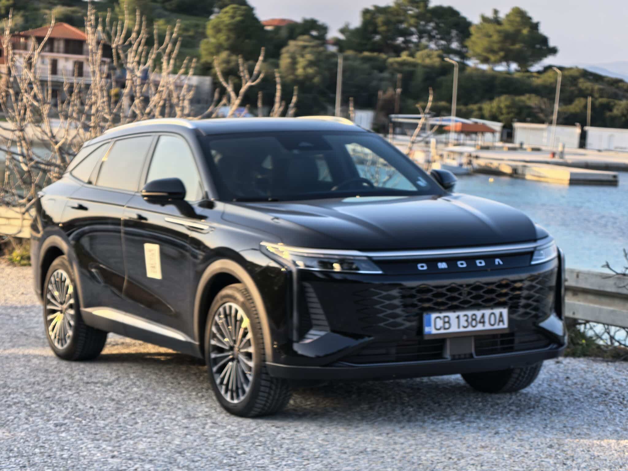 Този SUV има 530 к.с., 145 км пробег на ток и струва колкото масов модел – Omoda 9 е сериозен проблем за премиум марките