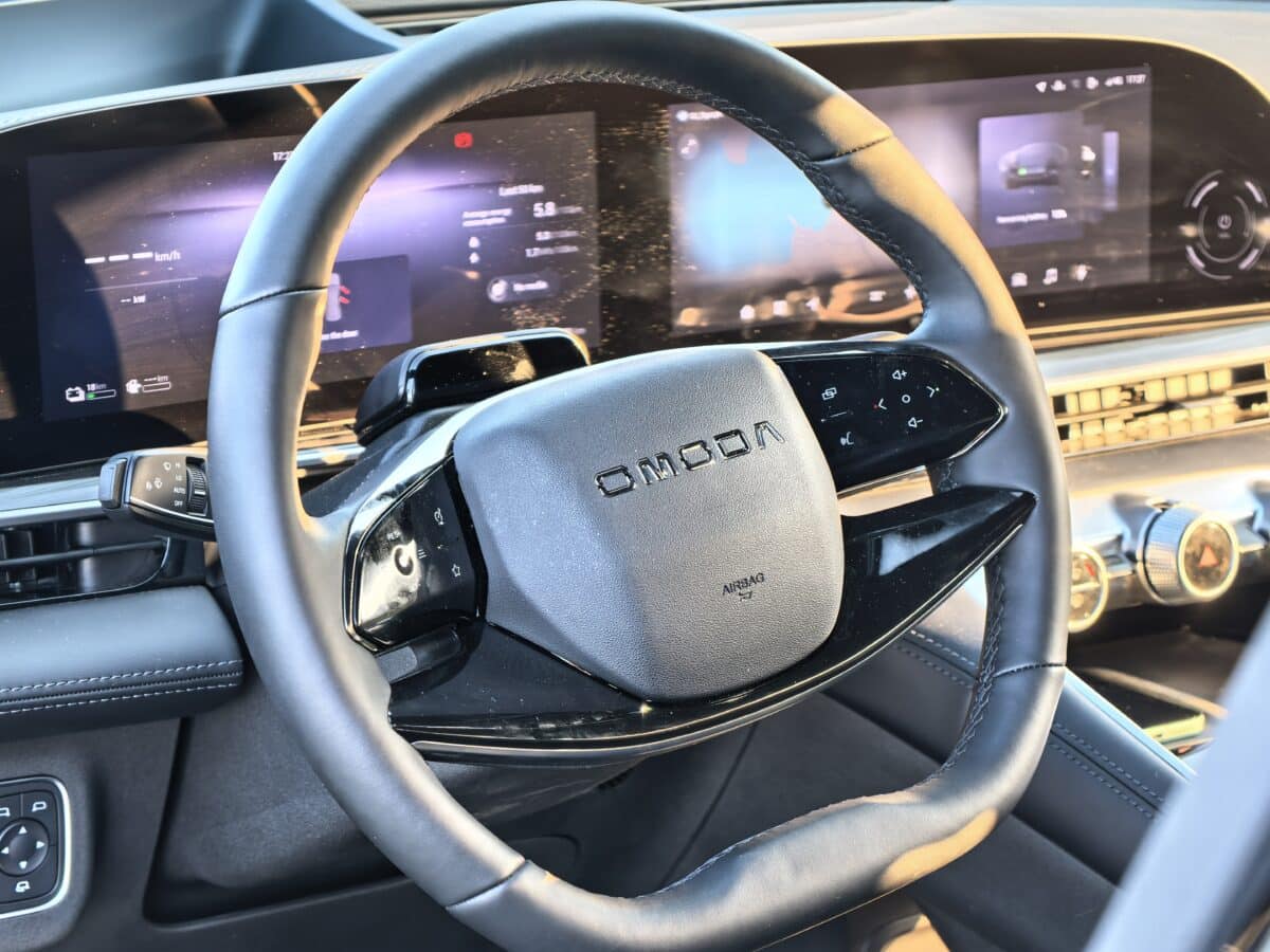 Този SUV има 530 к.с., 145 км пробег на ток и струва колкото масов модел – Omoda 9 е сериозен проблем за премиум марките