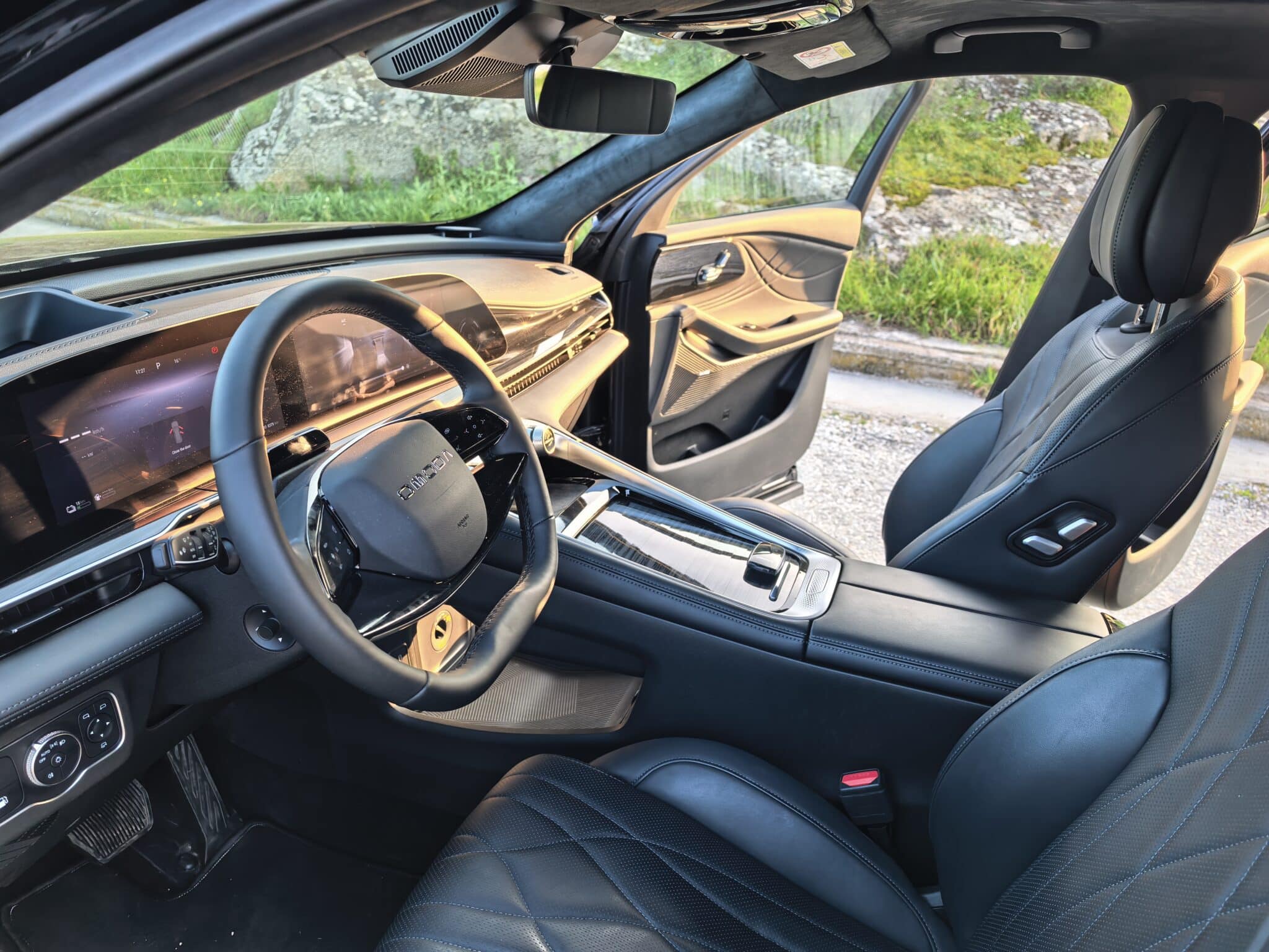 Този SUV има 530 к.с., 145 км пробег на ток и струва колкото масов модел – Omoda 9 е сериозен проблем за премиум марките