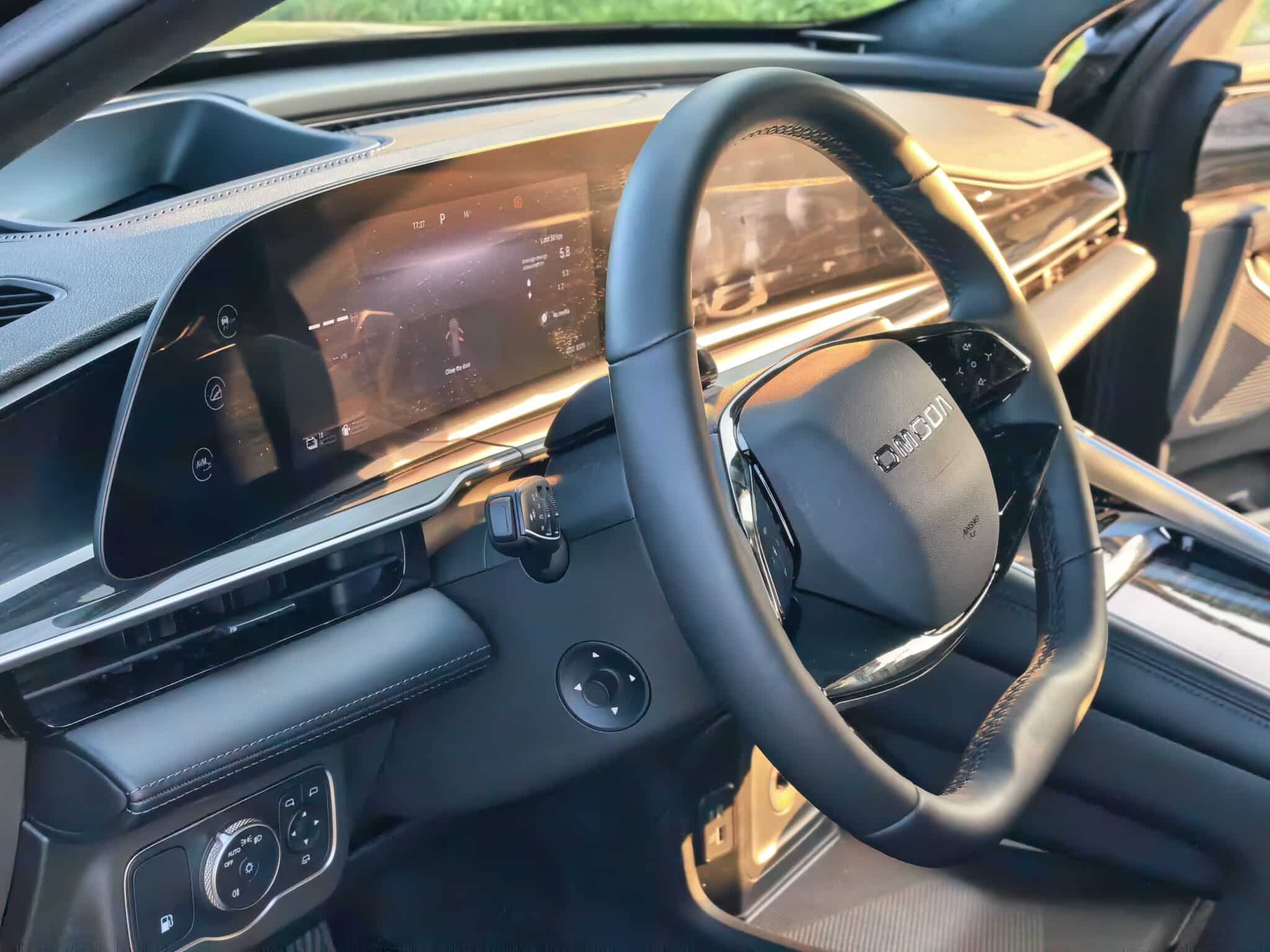 Този SUV има 530 к.с., 145 км пробег на ток и струва колкото масов модел – Omoda 9 е сериозен проблем за премиум марките