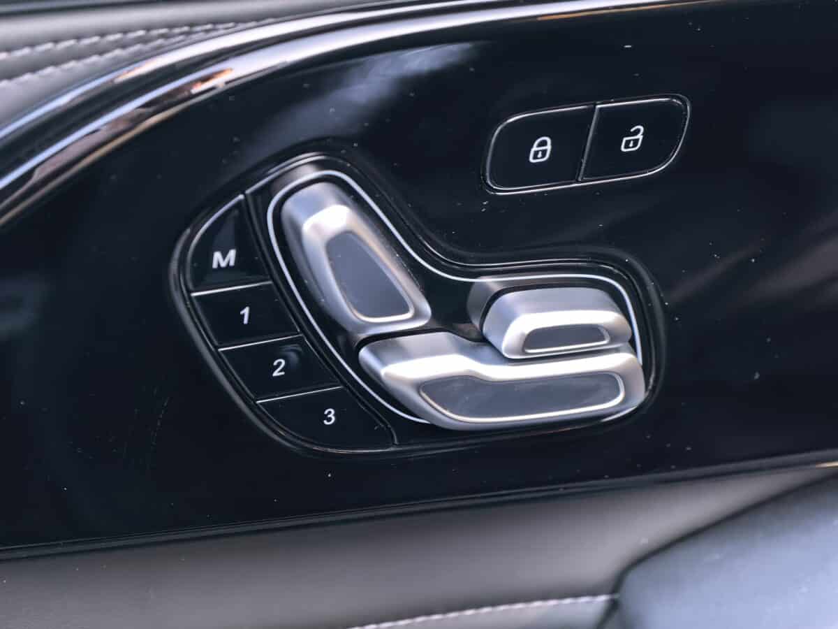 Този SUV има 530 к.с., 145 км пробег на ток и струва колкото масов модел – Omoda 9 е сериозен проблем за премиум марките