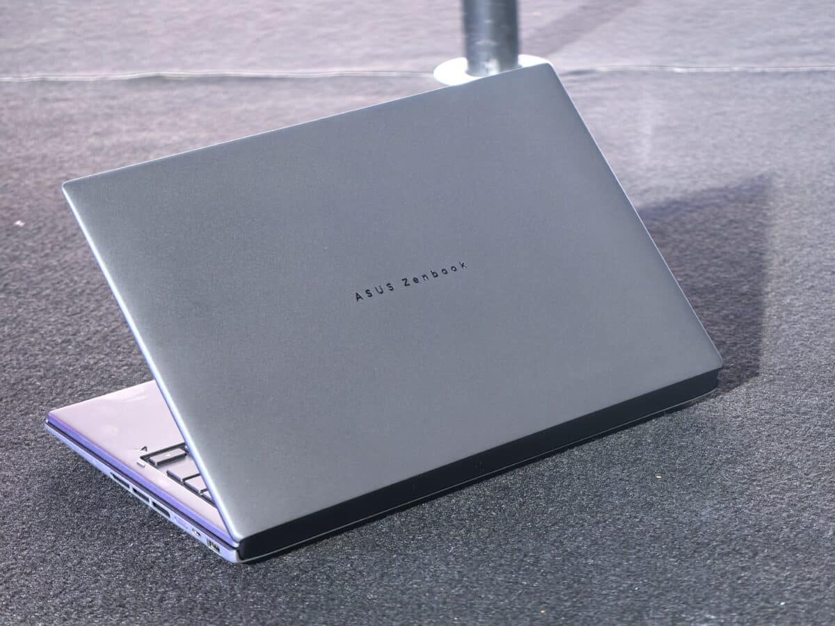 Два екрана, нула компромиси: ASUS Zenbook Duo 2026 е неочаквано добър