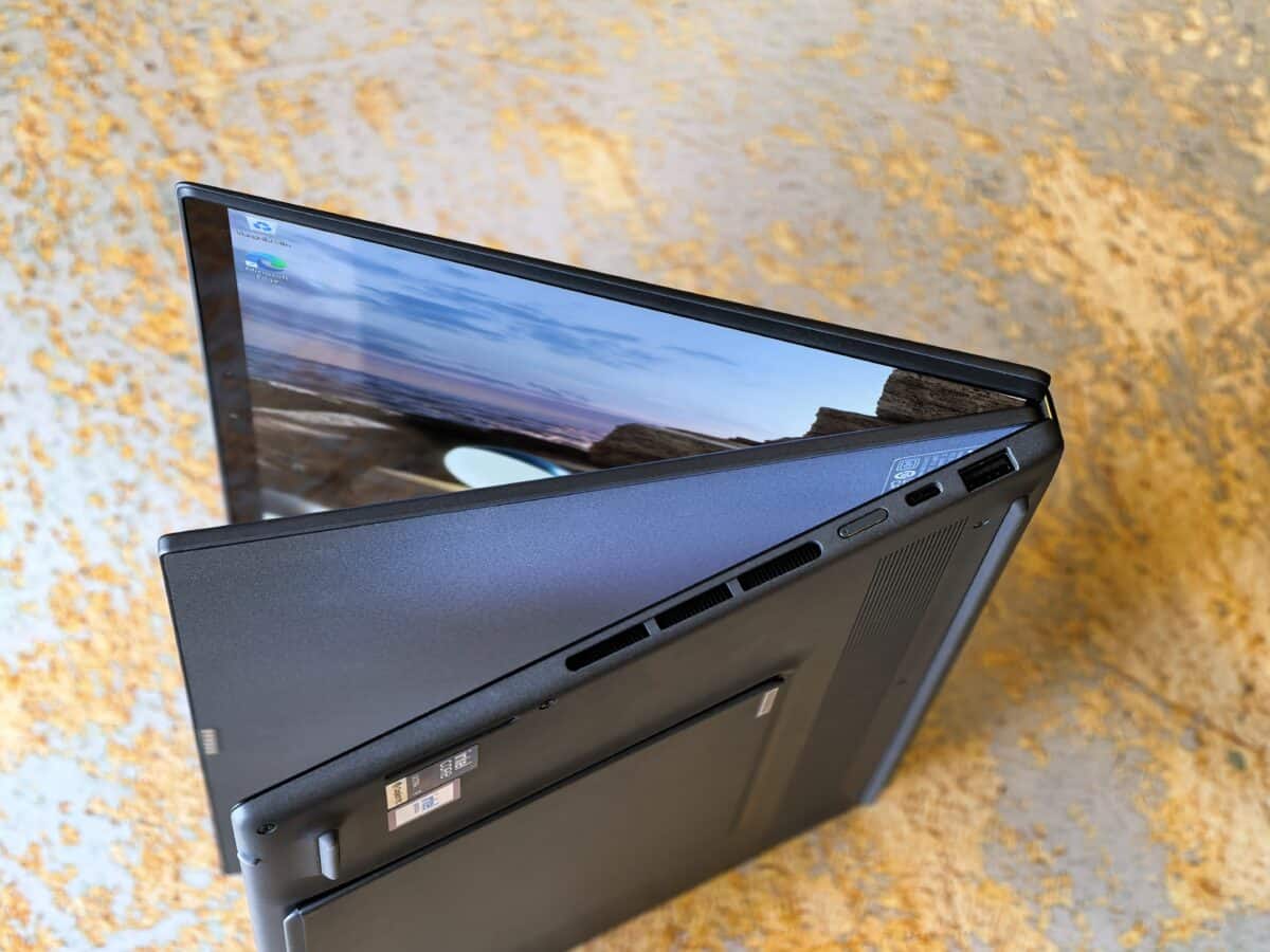 Два екрана, нула компромиси: ASUS Zenbook Duo 2026 е неочаквано добър