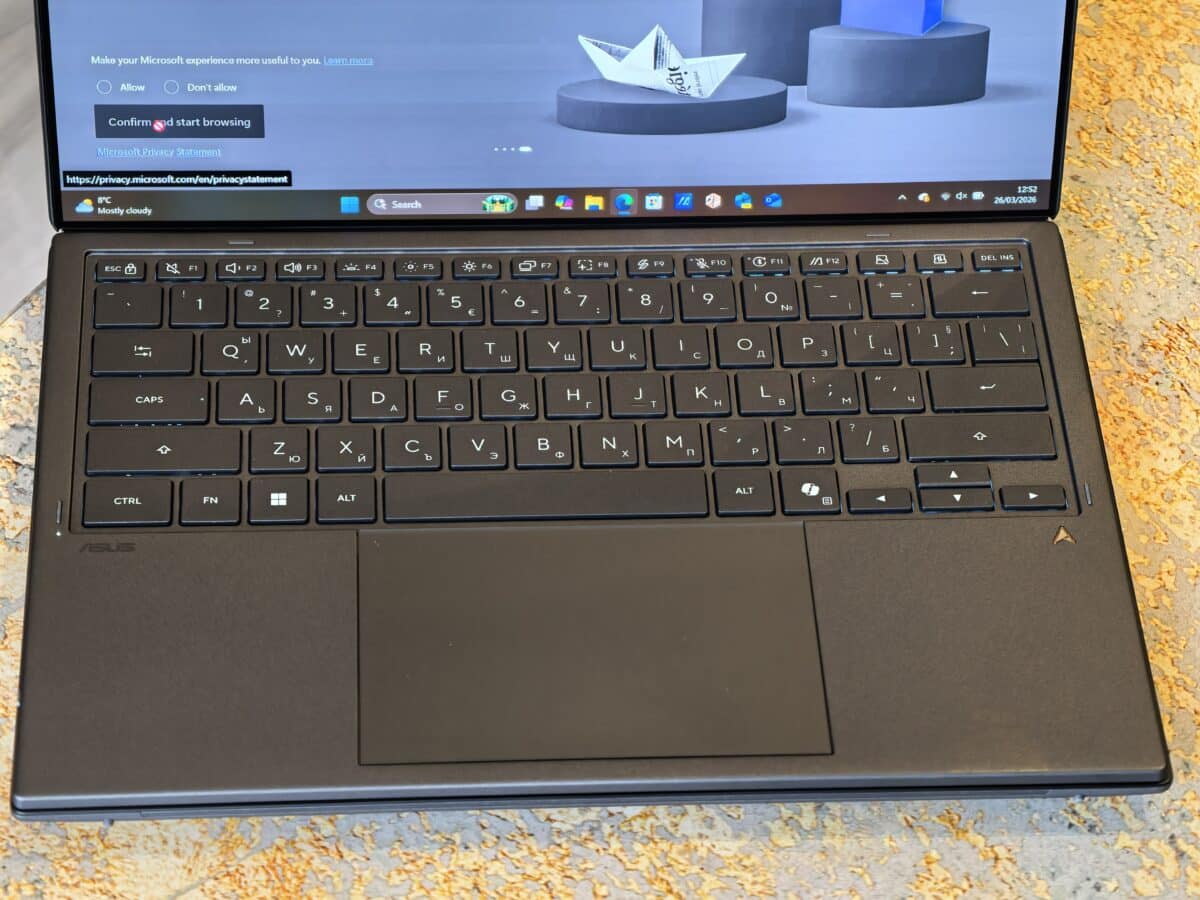 Два екрана, нула компромиси: ASUS Zenbook Duo 2026 е неочаквано добър