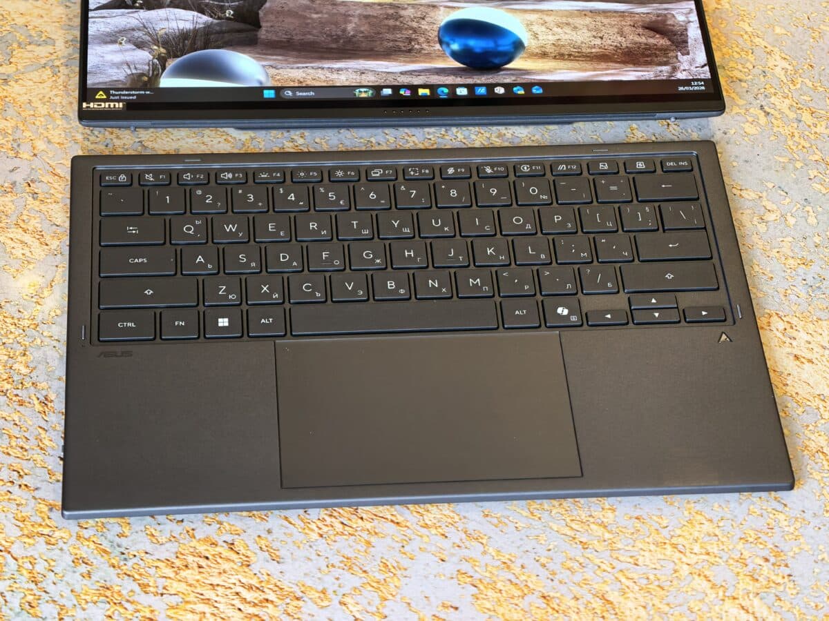 Два екрана, нула компромиси: ASUS Zenbook Duo 2026 е неочаквано добър