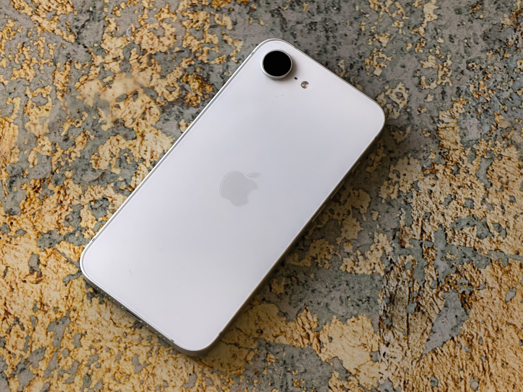 iPhone 17e: Най-евтиният iPhone на Apple… и най-смисленият?