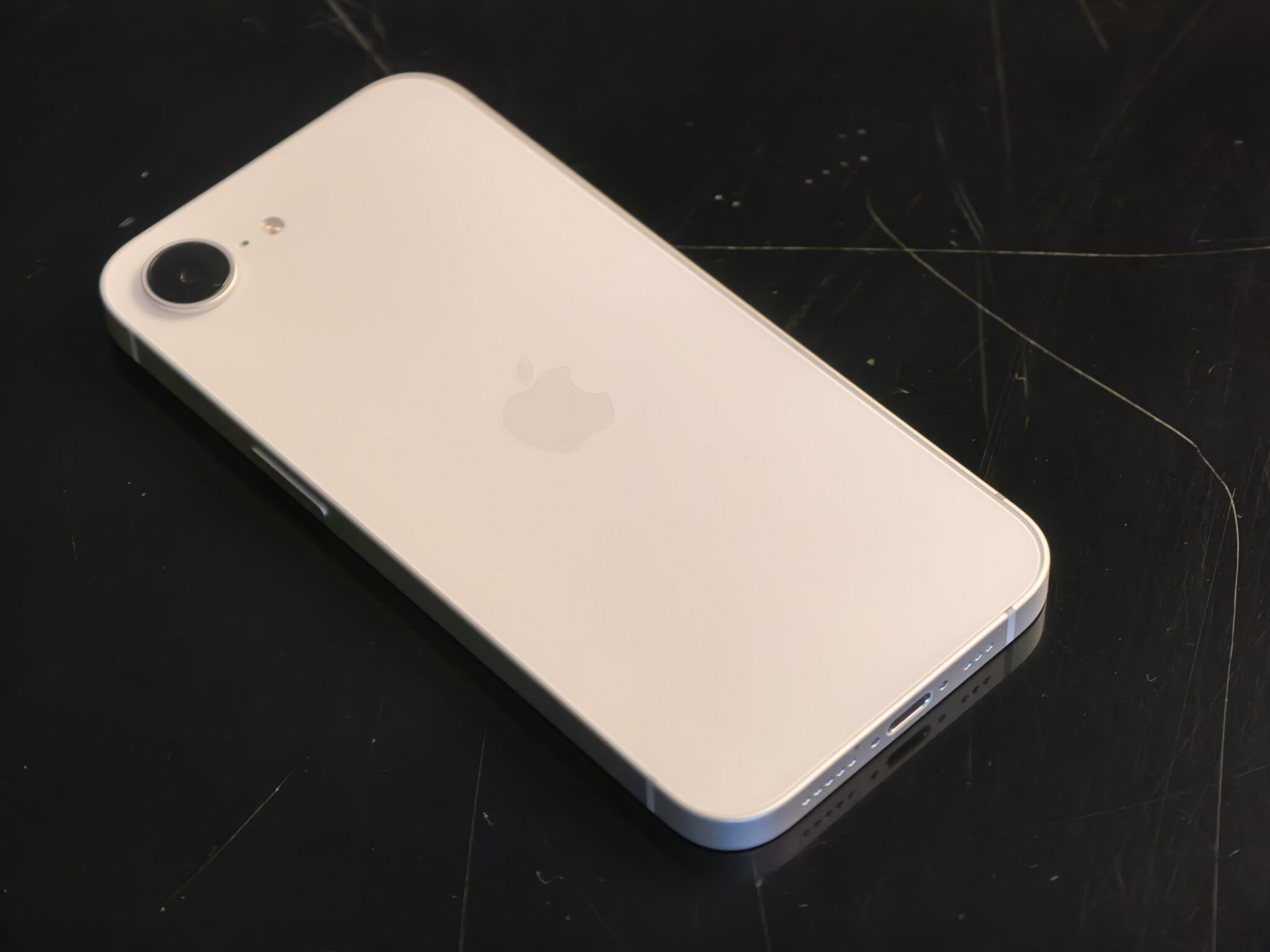 iPhone 17e: Най-евтиният iPhone на Apple… и най-смисленият?