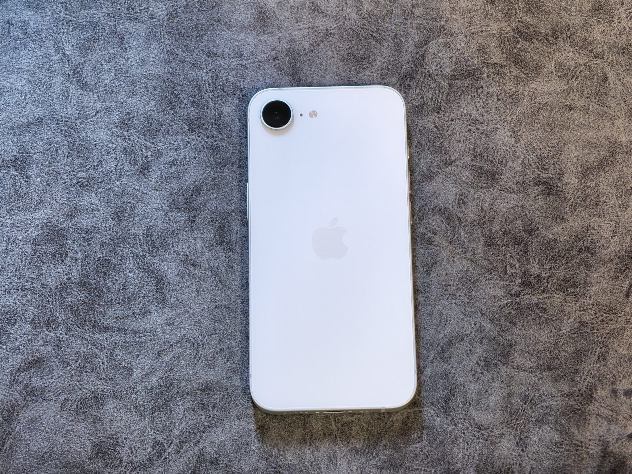 iPhone 17e: Най-евтиният iPhone на Apple… и най-смисленият?