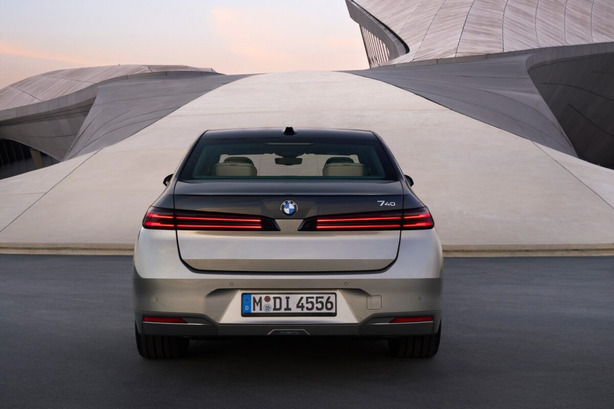 BMW представи новата „седмица“, базирана на платформата Neue Klasse със спорна визия, много екрани и „скрити технологии“