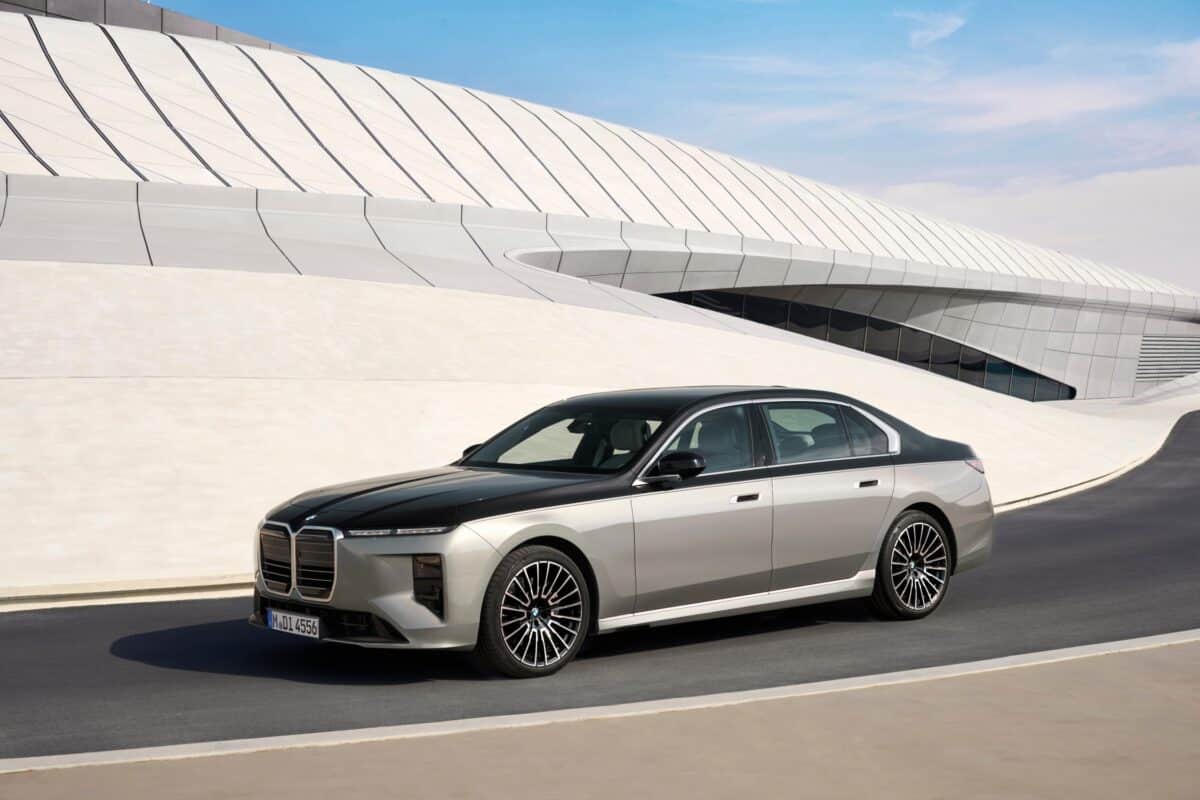 BMW представи новата „седмица“, базирана на платформата Neue Klasse със спорна визия, много екрани и „скрити технологии“