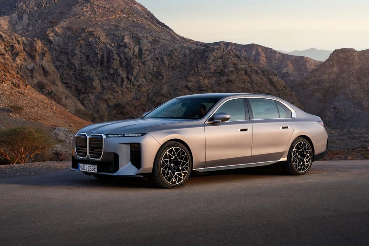 BMW представи новата „седмица“, базирана на платформата Neue Klasse със спорна визия, много екрани и „скрити технологии“