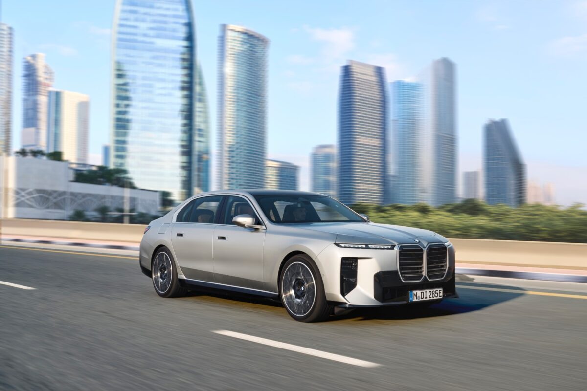 BMW представи новата „седмица“, базирана на платформата Neue Klasse със спорна визия, много екрани и „скрити технологии“