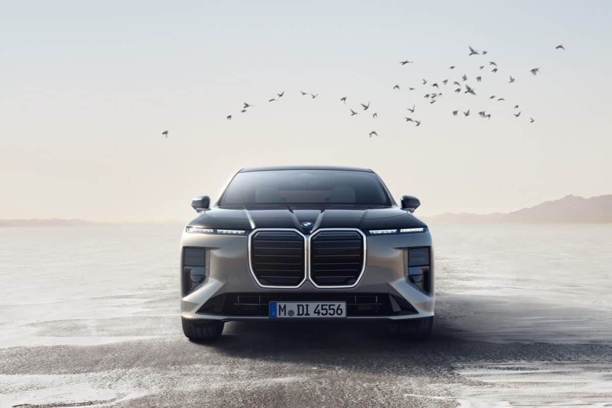 BMW представи новата „седмица“, базирана на платформата Neue Klasse със спорна визия, много екрани и „скрити технологии“