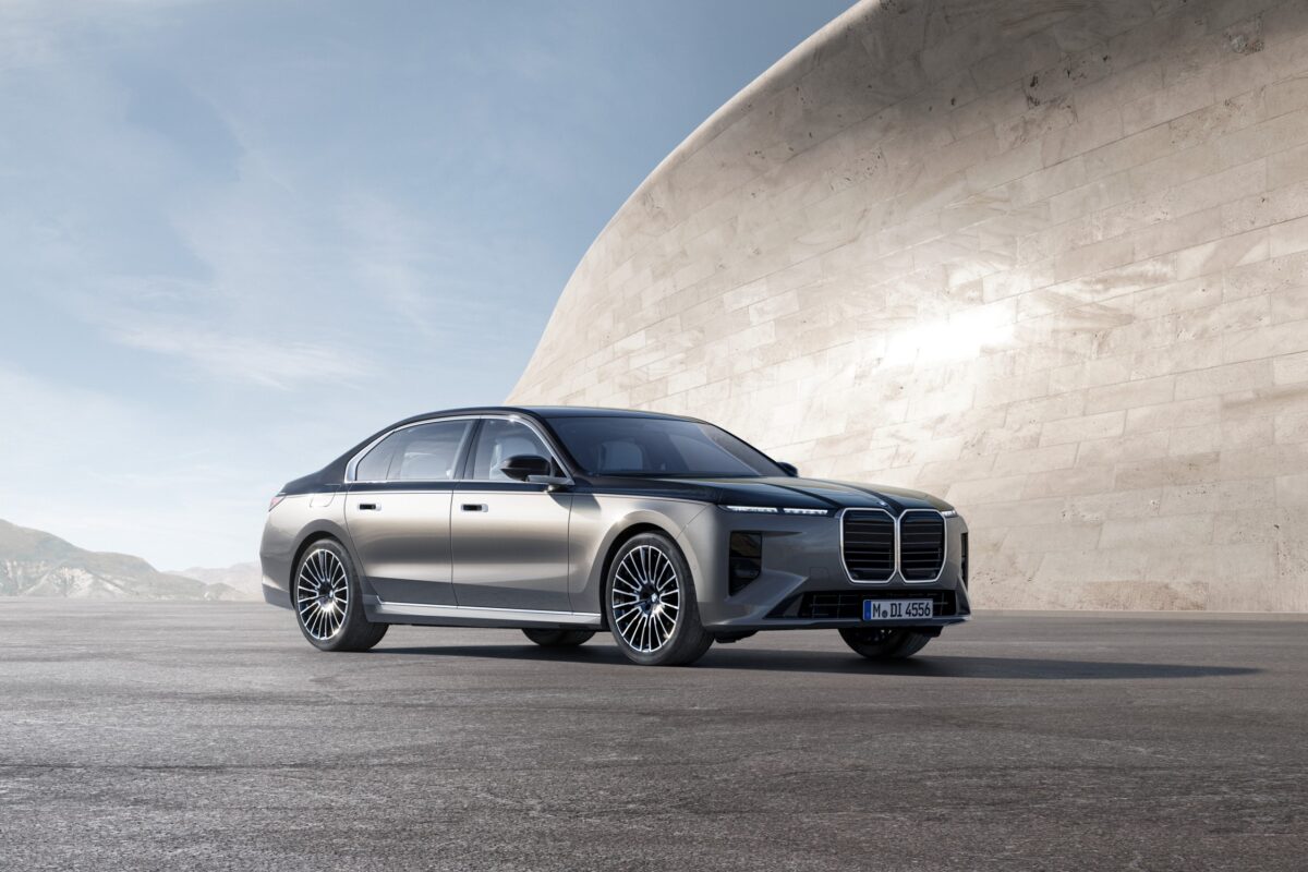BMW представи новата „седмица“, базирана на платформата Neue Klasse със спорна визия, много екрани и „скрити технологии“