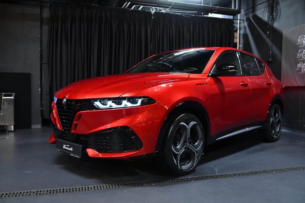 Alfa Romeo върна емоцията в София: Tonale пристигна с шоу, хибриди и ясно послание към бъдещето