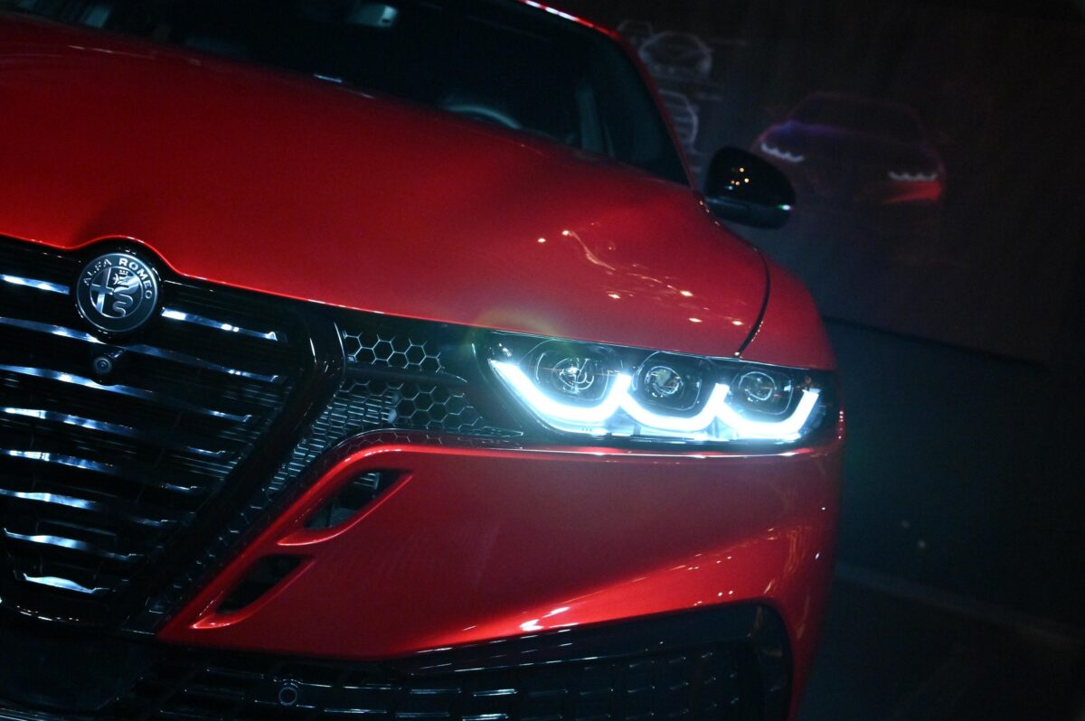 Alfa Romeo върна емоцията в София: Tonale пристигна с шоу, хибриди и ясно послание към бъдещето