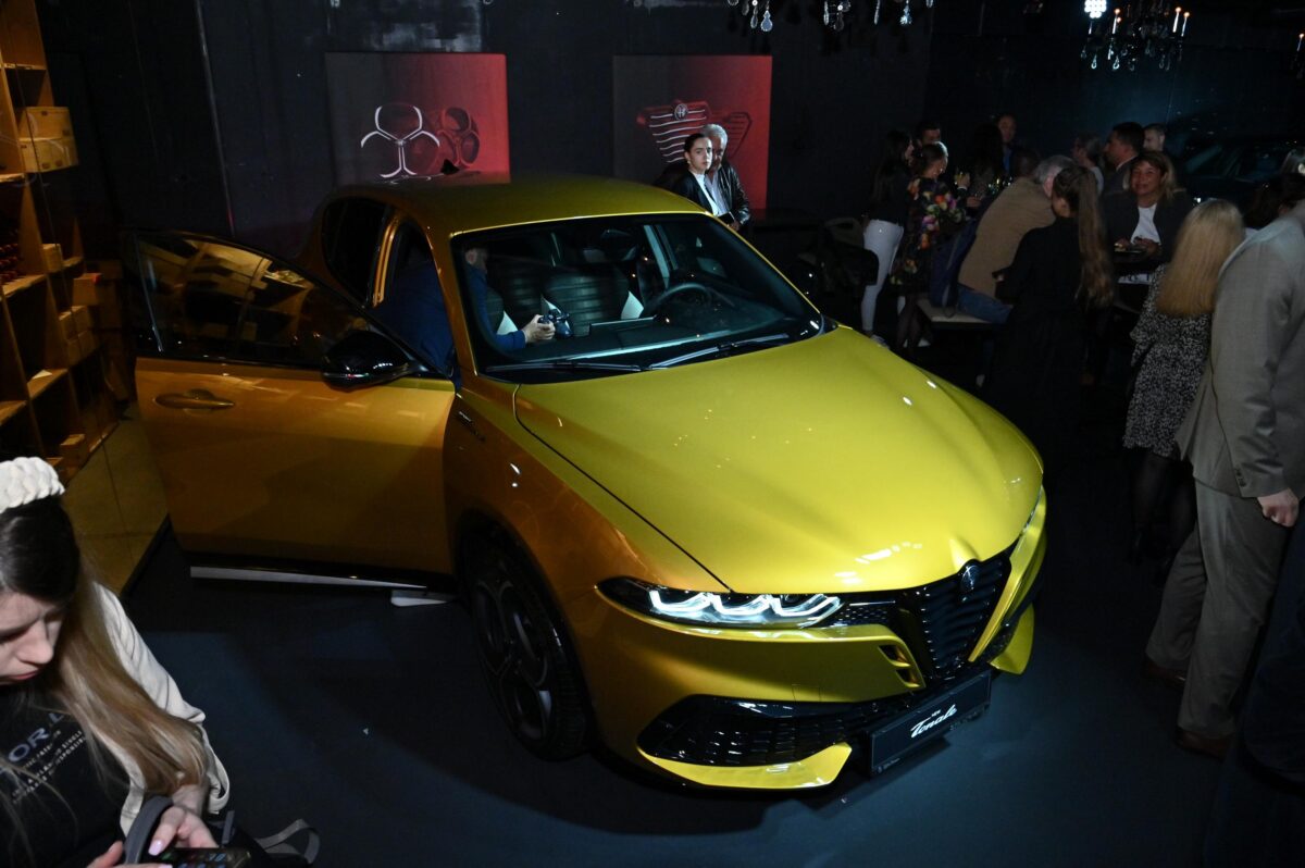 Alfa Romeo върна емоцията в София: Tonale пристигна с шоу, хибриди и ясно послание към бъдещето