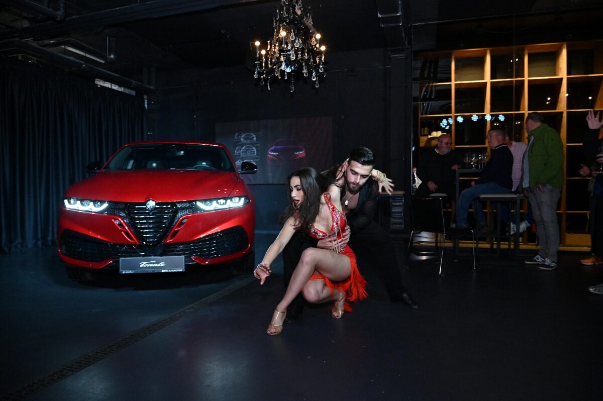 Alfa Romeo върна емоцията в София: Tonale пристигна с шоу, хибриди и ясно послание към бъдещето