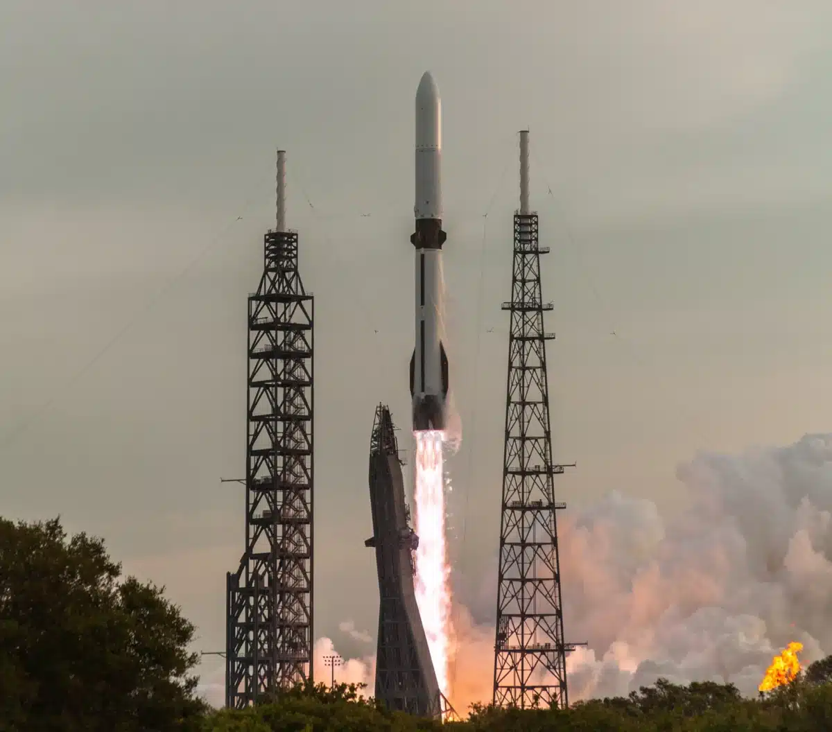 Нов етап в космическата надпревара със SpaceX на Илън Мъск: Blue Origin на Джеф Безос за първи път изстреля повторно ракетата New Glenn