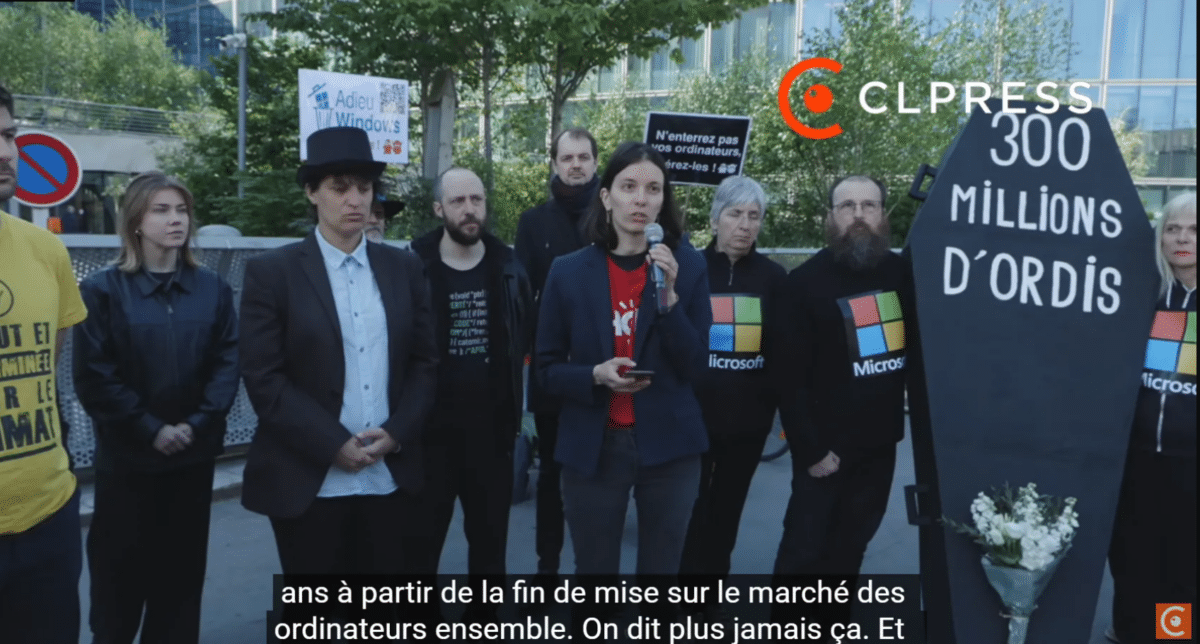 Френски еколози организираха „погребение“ на Windows 10 с ковчег по улиците, като поискаха от Microsoft да удължи поддръжката