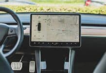 Собствениците на електромобили Tesla в България губят достъп до редица функции