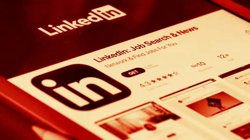 LinkedIn шпионира потребителите, сканира инсталираните им разширения и събира данни за устройствата им