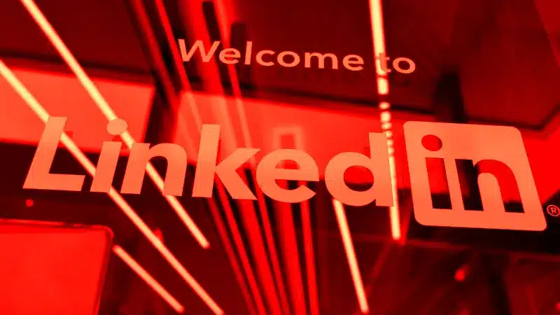 LinkedIn шпионира потребителите, сканира инсталираните им разширения и събира данни за устройствата им