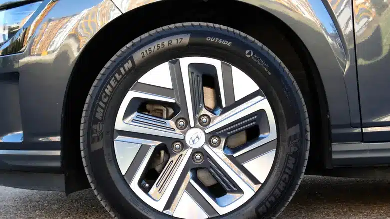 Michelin вече слага чипове в гумите – и това не е шега. Ето защо (и защо не ви следят)