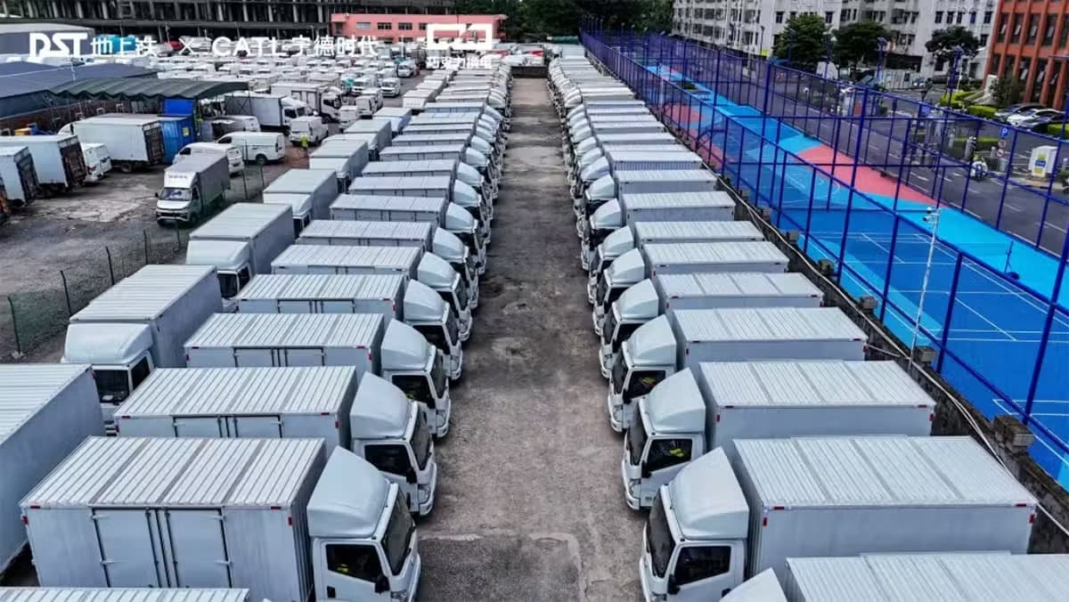 Революция в тежкия транспорт: CATL стартира система за подмяна батериите на електрическите камиони за 120 секунди