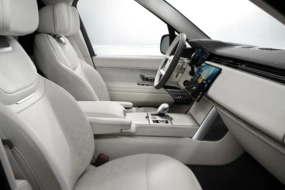 Range Rover SV Ultra впечатлява със своя интериор и вградени технологии