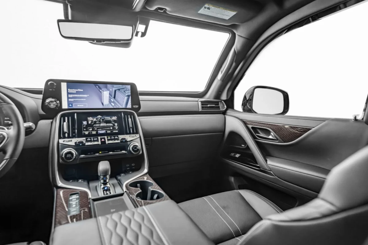 Бронираният Lexus LX 700 издържа на куршуми и гранати