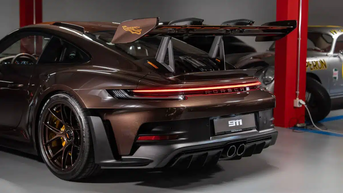 Кафявото Porsche 911 GT3 RS впечатлява с рядък стил