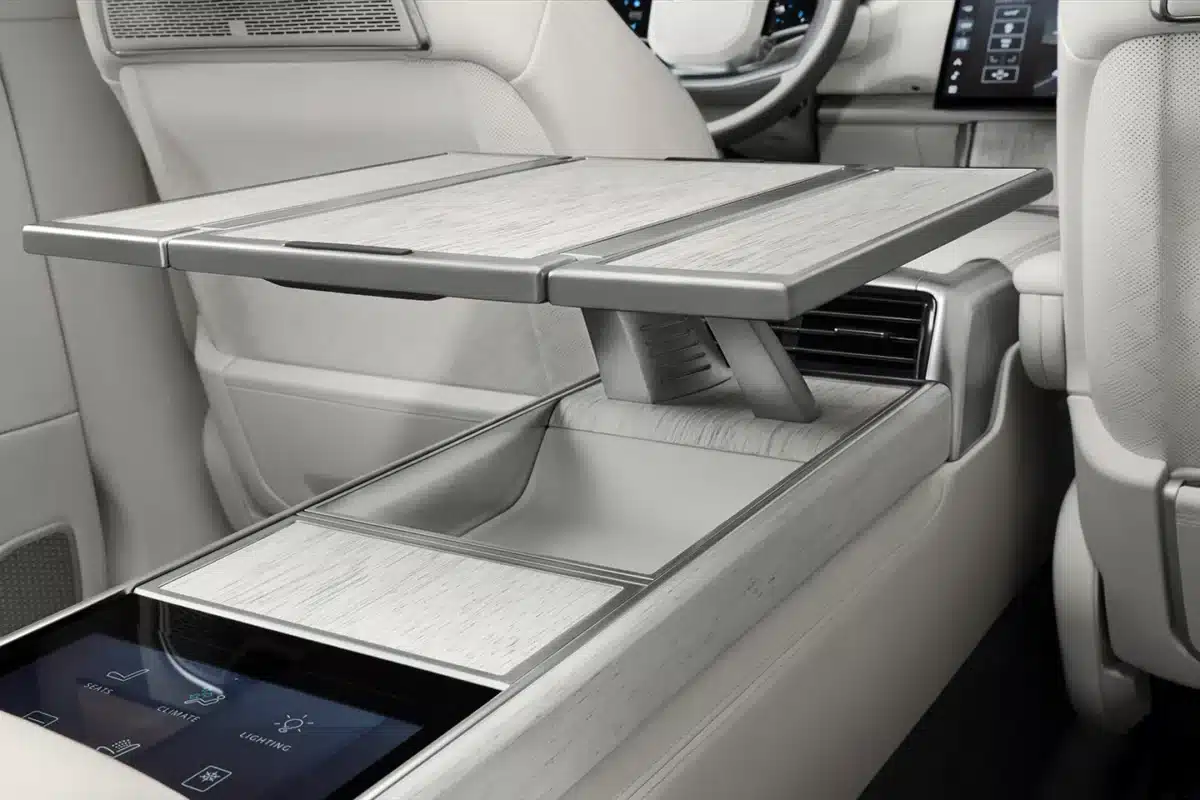Range Rover SV Ultra впечатлява със своя интериор и вградени технологии