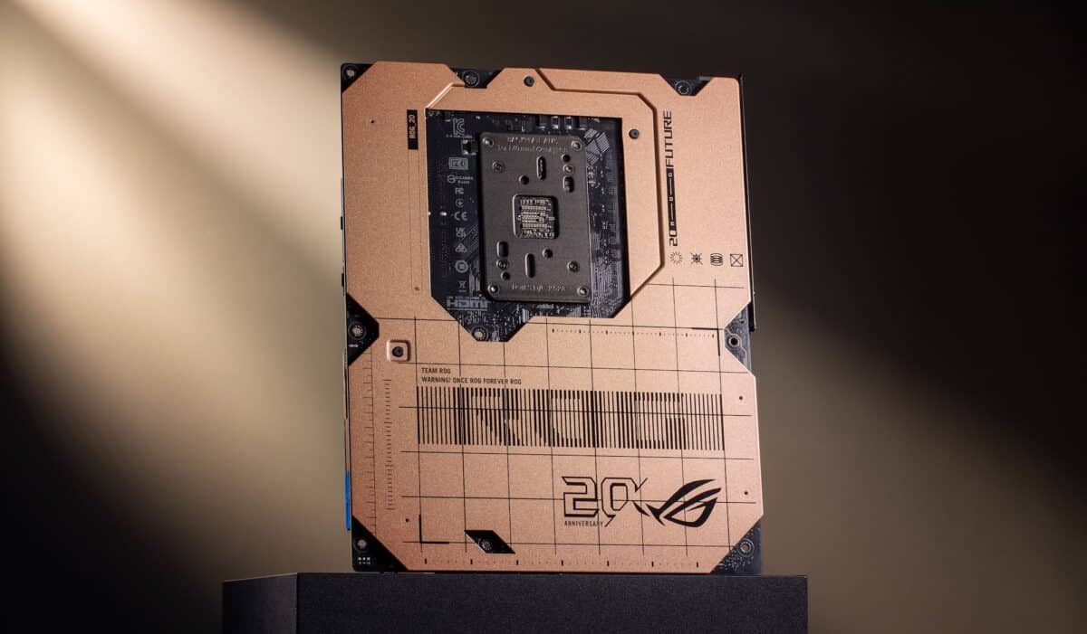Asus представи дънната платка ROG Crosshair 2006 с меден радиатор в чест на 20-годишнината на марката ROG