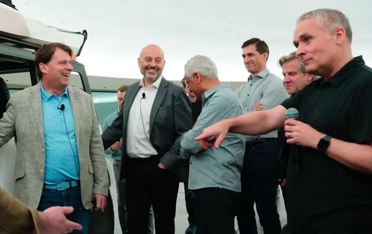Ford показа новия си електрически пикап в няколко кадъра