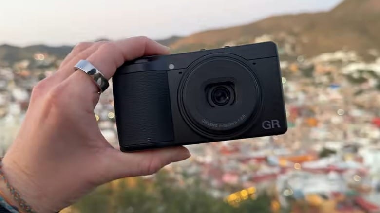 Компактният фотоапарат Ricoh GR IV спечели редица престижни награди: какво прави новия продукт за 99 толкова впечатляващ